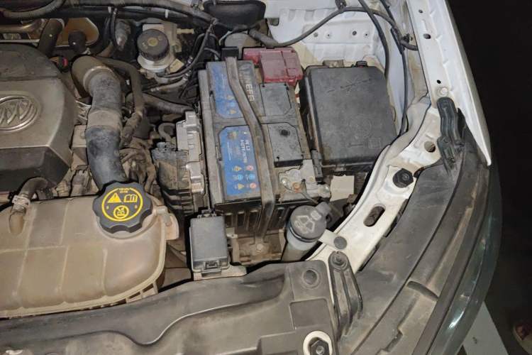 Used Buick Encore 2015 1.4T Automatic Two-Wheel Drive Urban Elite Version Engine Bay Left