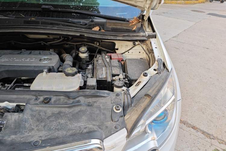 Used Buick Encore 2015 1.4T Automatic Two-Wheel Drive Urban Elite Version Engine Bay Left
