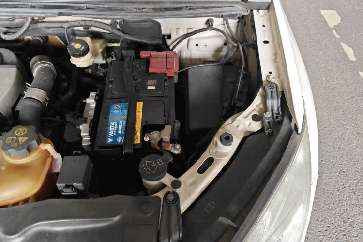 Used Buick Encore 2015 1.4T Automatic Two-Wheel Drive Urban Elite Version Engine Bay Left
