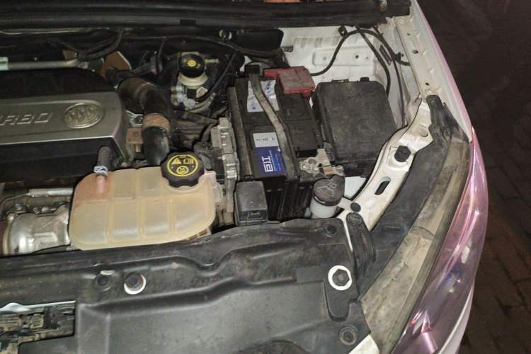 Used Buick Encore 2015 1.4T Automatic Two-Wheel Drive Urban Elite Version Engine Bay Left