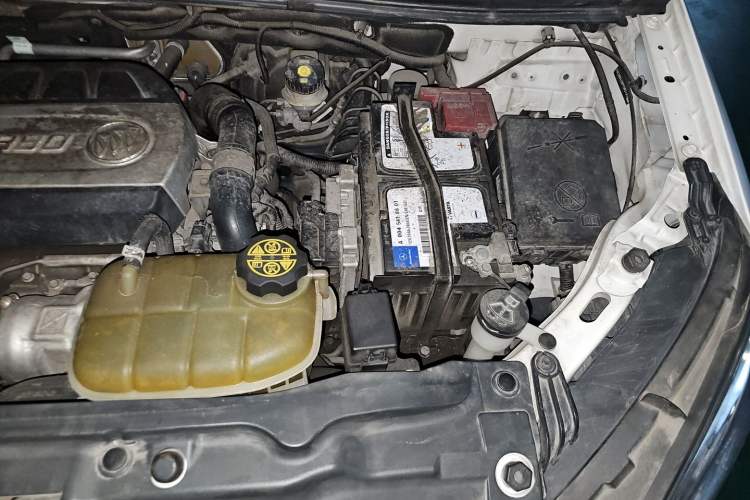 Used Buick Encore 2015 1.4T Automatic Two-Wheel Drive Urban Elite Version Engine Bay Left