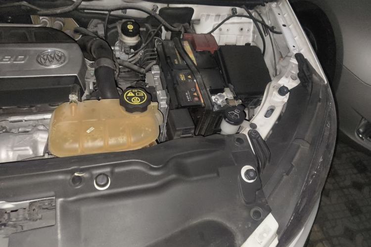 Used Buick Encore 2015 1.4T Automatic Two-Wheel Drive Urban Elite Version Engine Bay Left