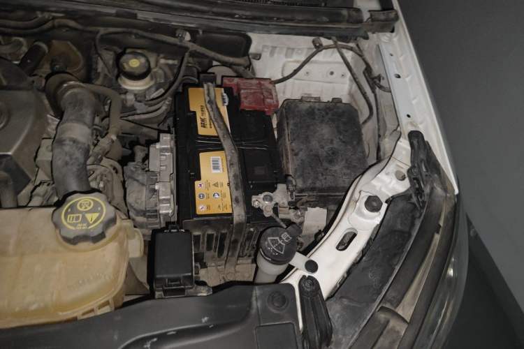 Used Buick Encore 2015 1.4T Automatic Two-Wheel Drive Urban Elite Version Engine Bay Left