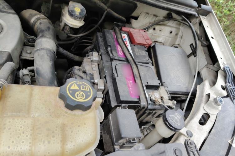 Used Buick Encore 2015 1.4T Automatic Two-Wheel Drive Urban Elite Version Engine Bay Left
