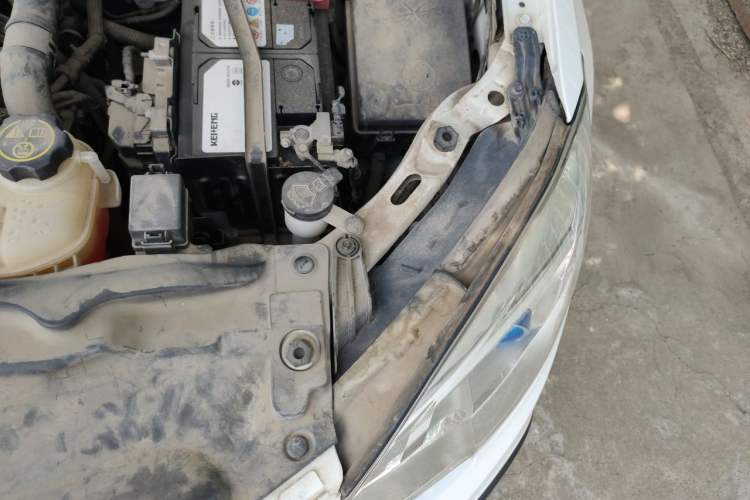Used Buick Encore 2015 1.4T Automatic Two-Wheel Drive Urban Elite Version Engine Bay Left