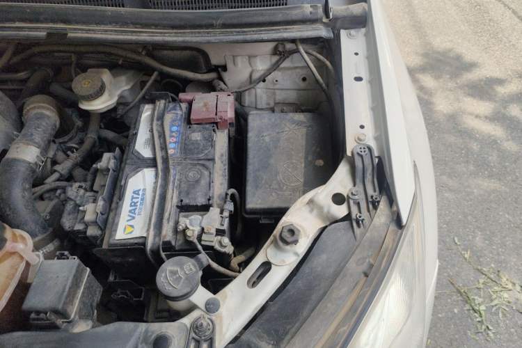 Used Buick Encore 2015 1.4T Automatic Two-Wheel Drive Urban Elite Version Engine Bay Left
