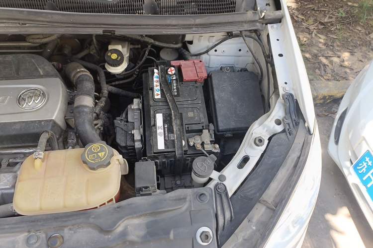 Used Buick Encore 2015 1.4T Automatic Two-Wheel Drive Urban Elite Version Engine Bay Left