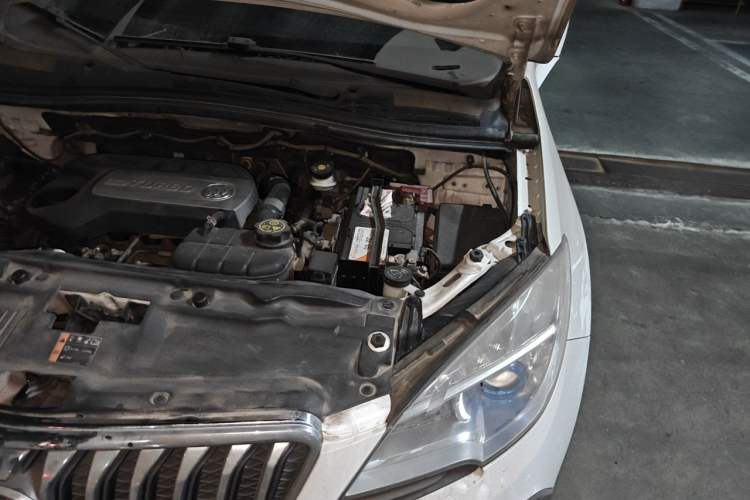 Used Buick Encore 2015 1.4T Automatic Two-Wheel Drive Urban Elite Version Engine Bay Left