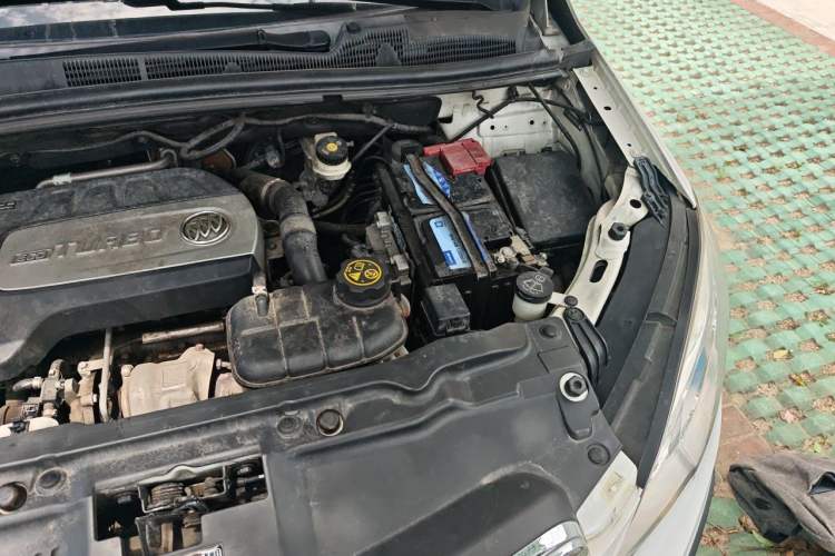 Used Buick Encore 2015 1.4T Automatic Two-Wheel Drive Urban Elite Version Engine Bay Left