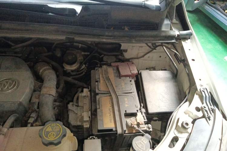 Used Buick Encore 2015 1.4T Automatic Two-Wheel Drive Urban Elite Version Engine Bay Left