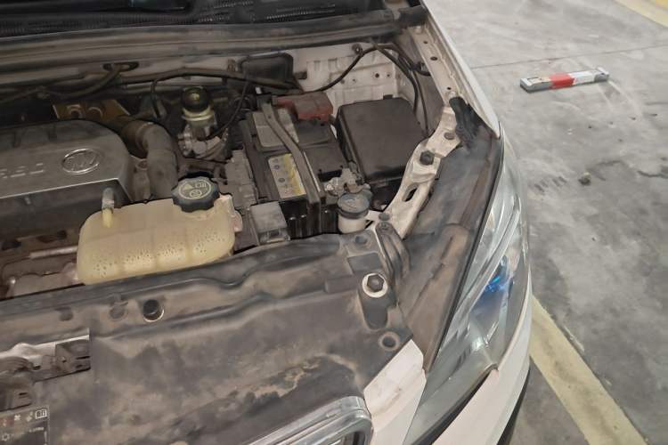 Used Buick Encore 2015 1.4T Automatic Two-Wheel Drive Urban Elite Version Engine Bay Left