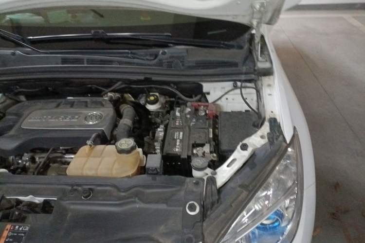 Used Buick Encore 2015 1.4T Automatic Two-Wheel Drive Urban Elite Version Engine Bay Left