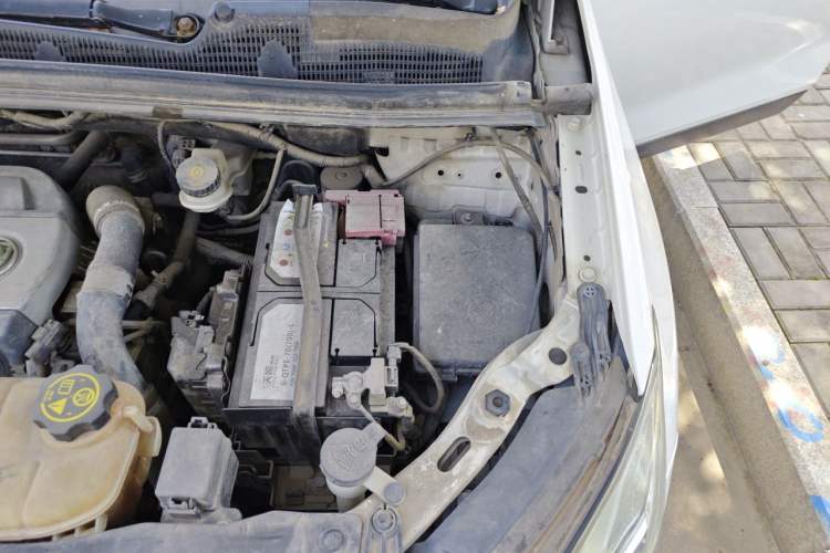 Used Buick Encore 2015 1.4T Automatic Two-Wheel Drive Urban Elite Version Engine Bay Left