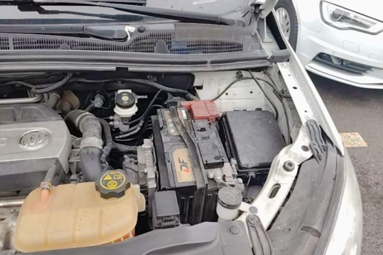 Used Buick Encore 2015 1.4T Automatic Two-Wheel Drive Urban Elite Version Engine Bay Left
