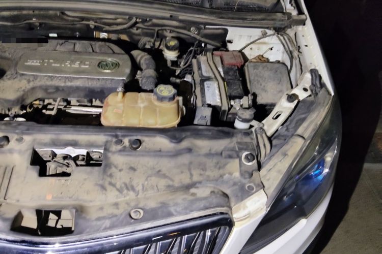 Used Buick Encore 2015 1.4T Automatic Two-Wheel Drive Urban Elite Version Engine Bay Left