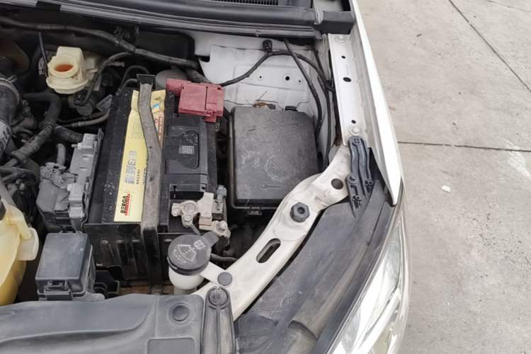Used Buick Encore 2015 1.4T Automatic Two-Wheel Drive Urban Elite Version Engine Bay Left