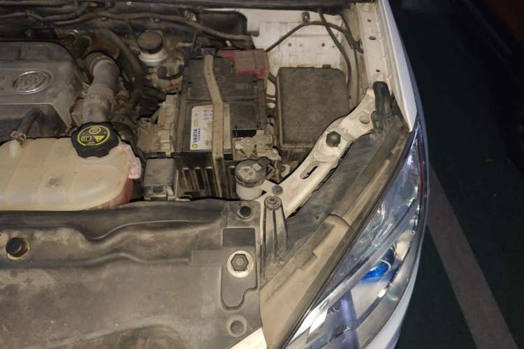 Used Buick Encore 2015 1.4T Automatic Two-Wheel Drive Urban Elite Version Engine Bay Left