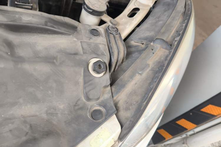 Used Buick Encore 2015 1.4T Automatic Two-Wheel Drive Urban Elite Version Engine Bay Left