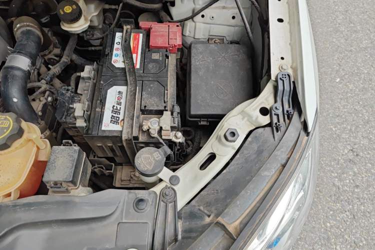 Used Buick Encore 2015 1.4T Automatic Two-Wheel Drive Urban Elite Version Engine Bay Left