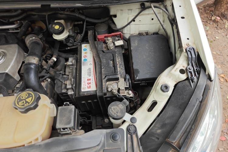 Used Buick Encore 2015 1.4T Automatic Two-Wheel Drive Urban Elite Version Engine Bay Left