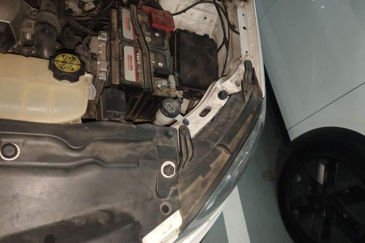 Used Buick Encore 2015 1.4T Automatic Two-Wheel Drive Urban Elite Version Engine Bay Left
