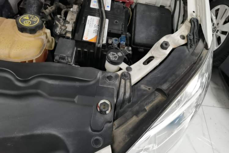 Used Buick Encore 2015 1.4T Automatic Two-Wheel Drive Urban Elite Version Engine Bay Left