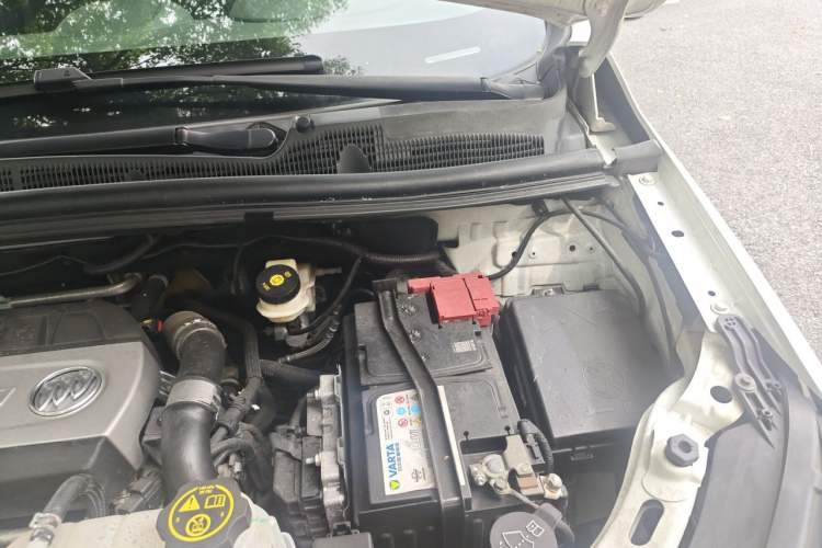 Used Buick Encore 2015 1.4T Automatic Two-Wheel Drive Urban Elite Version Engine Bay Left