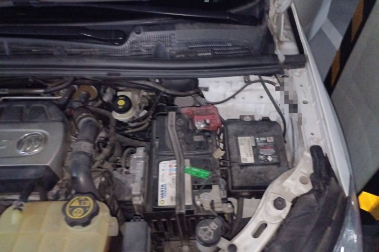 Used Buick Encore 2015 1.4T Automatic Two-Wheel Drive Urban Elite Version Engine Bay Left