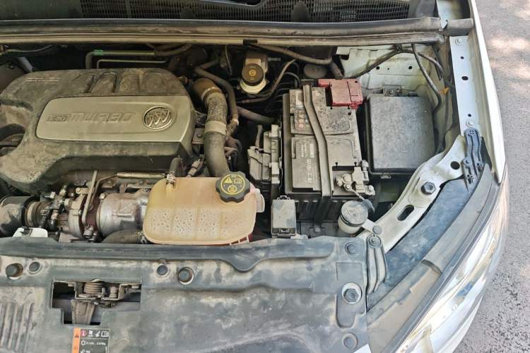 Used Buick Encore 2015 1.4T Automatic Two-Wheel Drive Urban Elite Version Engine Bay Left