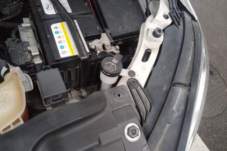 Used Buick Encore 2015 1.4T Automatic Two-Wheel Drive Urban Elite Version Engine Bay Left