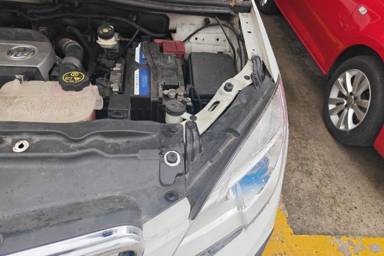 Used Buick Encore 2015 1.4T Automatic Two-Wheel Drive Urban Elite Version Engine Bay Left
