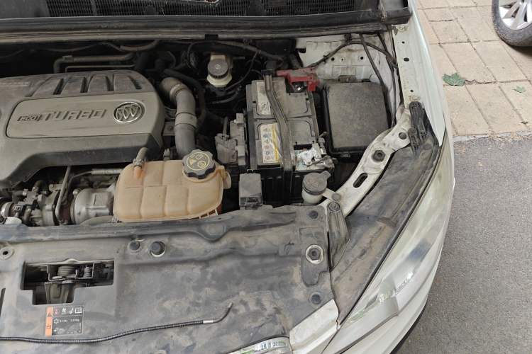 Used Buick Encore 2015 1.4T Automatic Two-Wheel Drive Urban Elite Version Engine Bay Left