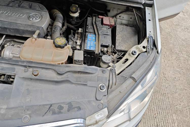 Used Buick Encore 2015 1.4T Automatic Two-Wheel Drive Urban Elite Version Engine Bay Left