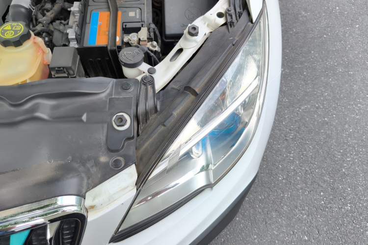 Used Buick Encore 2015 1.4T Automatic Two-Wheel Drive Urban Elite Version Engine Bay Left