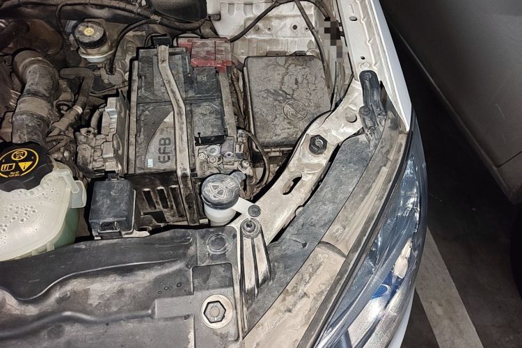 Used Buick Encore 2015 1.4T Automatic Two-Wheel Drive Urban Elite Version Engine Bay Left