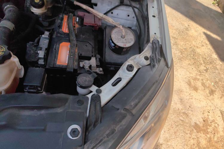 Used Buick Encore 2015 1.4T Automatic Two-Wheel Drive Urban Elite Version Engine Bay Left