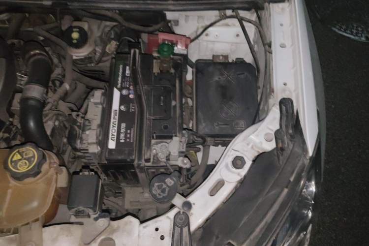 Used Buick Encore 2015 1.4T Automatic Two-Wheel Drive Urban Elite Version Engine Bay Left