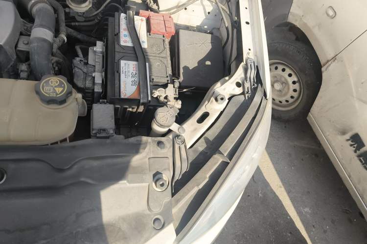 Used Buick Encore 2015 1.4T Automatic Two-Wheel Drive Urban Elite Version Engine Bay Left