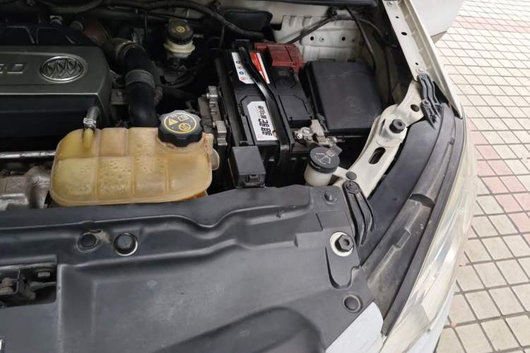 Used Buick Encore 2015 1.4T Automatic Two-Wheel Drive Urban Elite Version Engine Bay Left