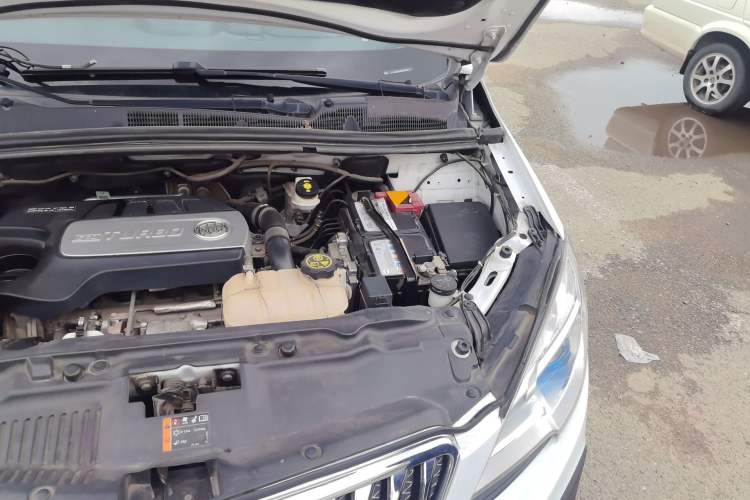 Used Buick Encore 2015 1.4T Automatic Two-Wheel Drive Urban Elite Version Engine Bay Left
