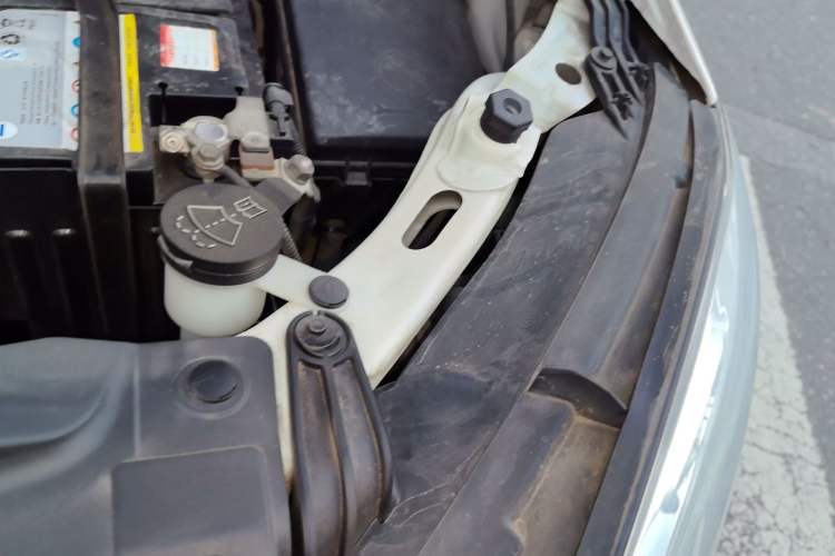 Used Buick Encore 2015 1.4T Automatic Two-Wheel Drive Urban Elite Version Engine Bay Left