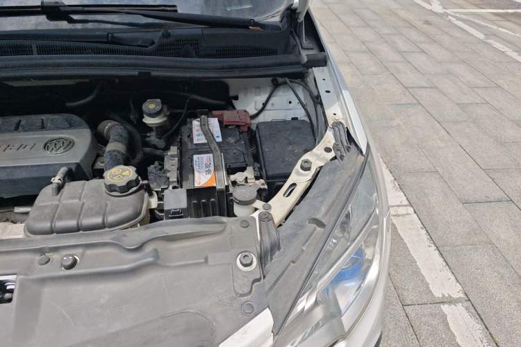 Used Buick Encore 2015 1.4T Automatic Two-Wheel Drive Urban Elite Version Engine Bay Left