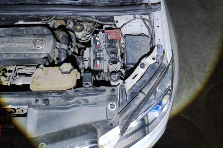 Used Buick Encore 2015 1.4T Automatic Two-Wheel Drive Urban Elite Version Engine Bay Left