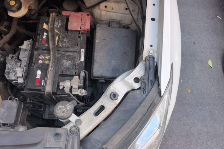 Used Buick Encore 2015 1.4T Automatic Two-Wheel Drive Urban Elite Version Engine Bay Left