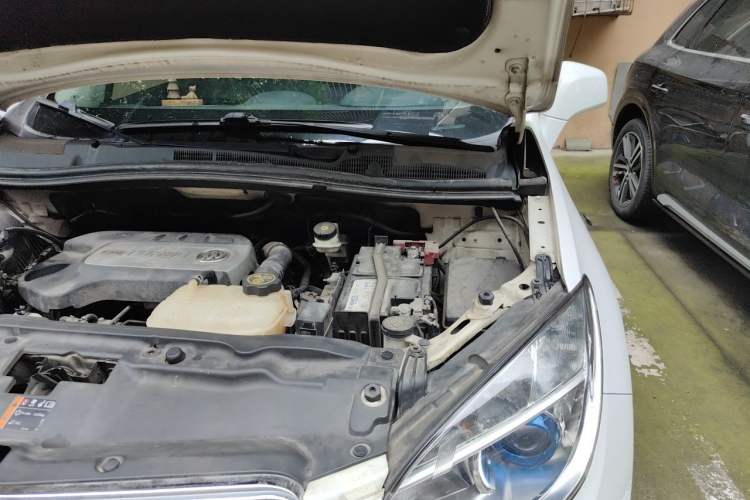 Used Buick Encore 2015 1.4T Automatic Two-Wheel Drive Urban Elite Version Engine Bay Left