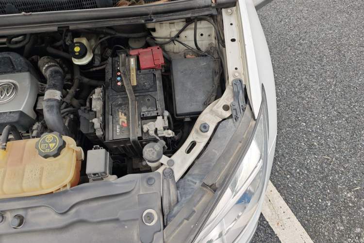 Used Buick Encore 2015 1.4T Manual Two-Wheel Drive Urban Advanced Model Engine Bay Left