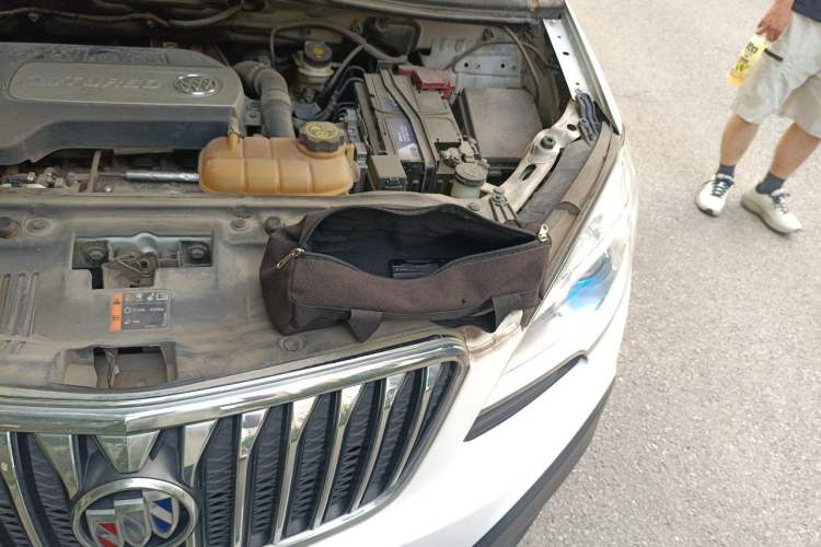 Used Buick Encore 2015 1.4T Automatic Two-Wheel Drive Urban Elite Version Engine Bay Left