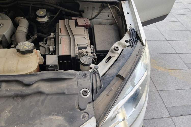 Used Buick Encore 2015 1.4T Automatic Two-Wheel Drive Urban Elite Version Engine Bay Left