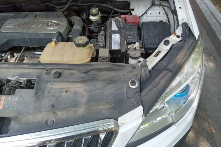 Used Buick Encore 2015 1.4T Automatic Two-Wheel Drive Urban Elite Version Engine Bay Left