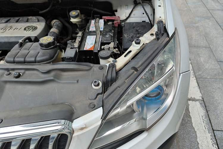 Used Buick Encore 2015 1.4T Automatic Two-Wheel Drive Urban Elite Version Engine Bay Left